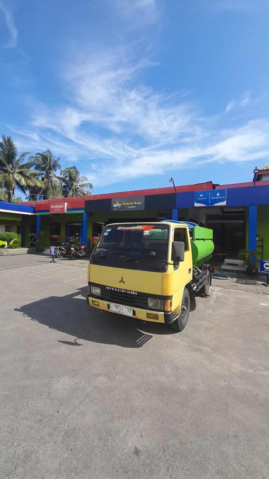 Armada Sedot WC Express di lokasi layanan